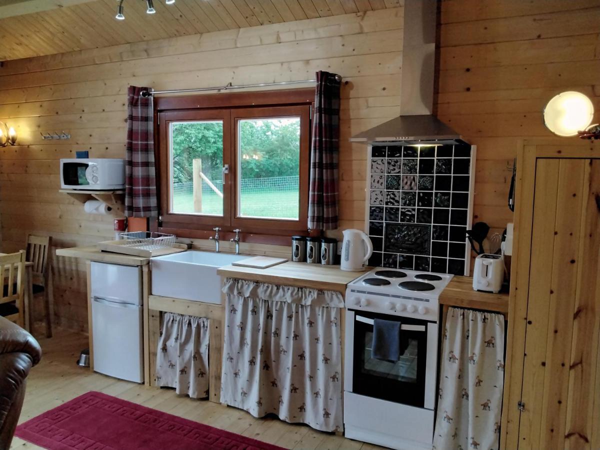 Cobblehouse Country Cabins No Trades Workers Villa Turriff Exterior photo